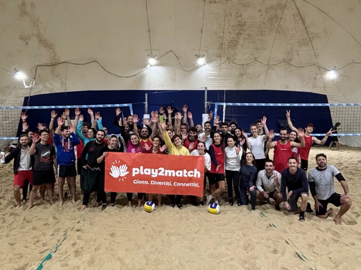 Il gruppo di una serata play2match a fine partita, sul campo da beach volley
