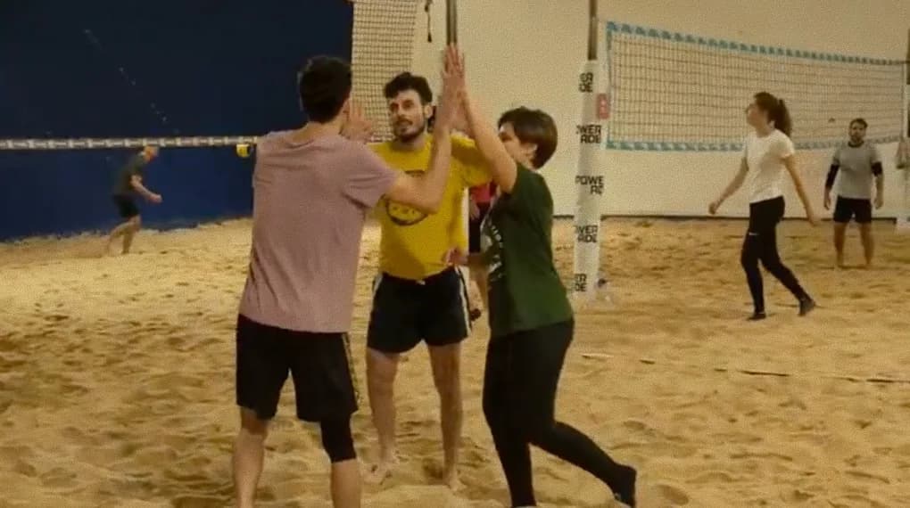 Il warm-up in cerchio, serata beach volley play2match