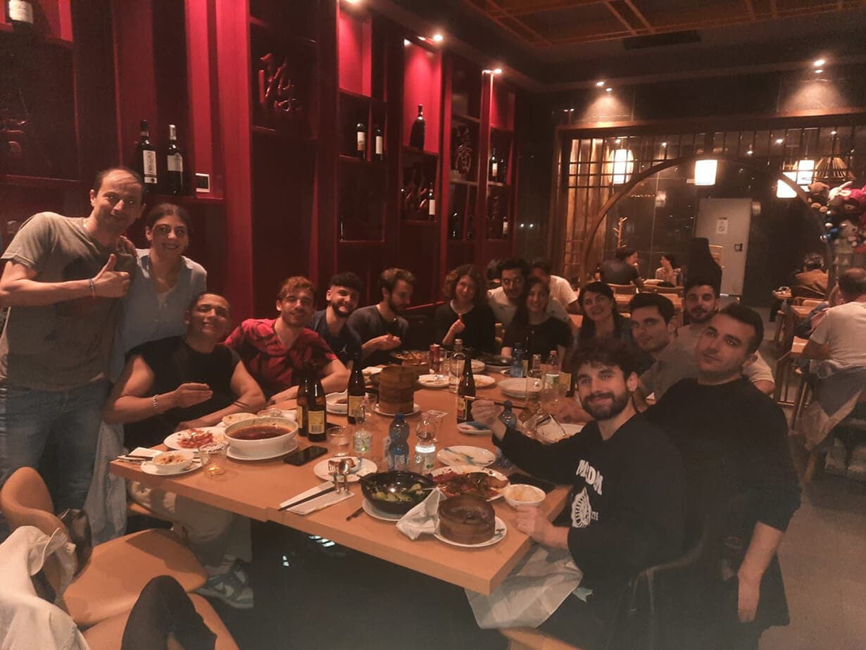 Tavolata di giocatori play2match durante la cena post-partita