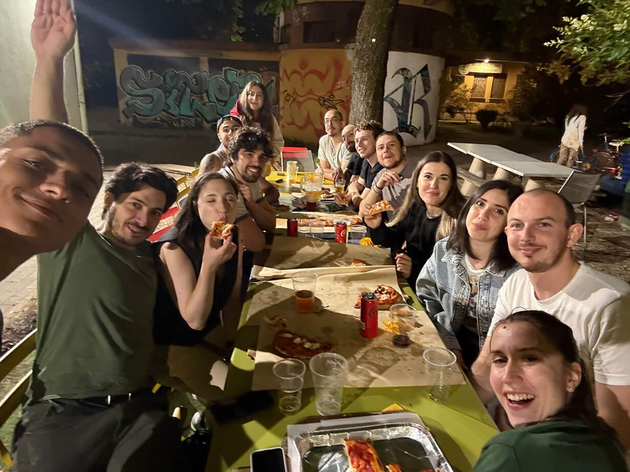 Matchers a tavola insieme per la cena post-partita di beach volley